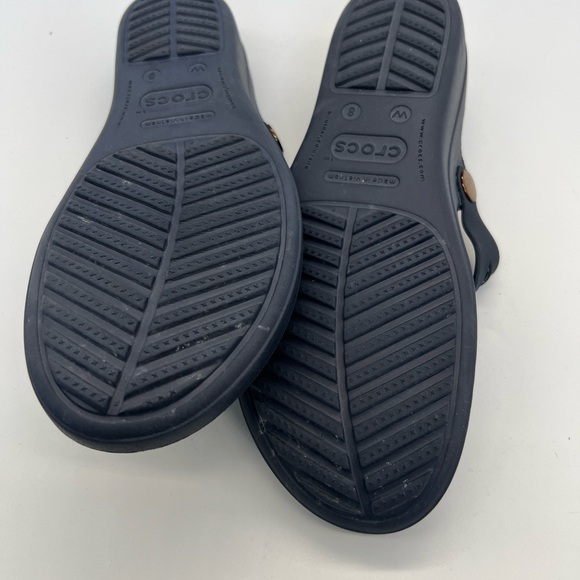 CROCS Women’s  Thong Sandal with Gold Medallion - Picture 7 of 7